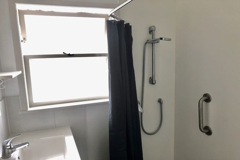 Photo of property in 1/70 Bentley Avenue, Glenfield, Auckland, 0629