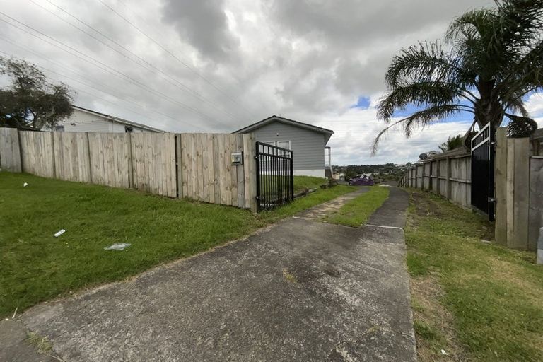 Photo of property in 15 Doone Place, Massey, Auckland, 0614