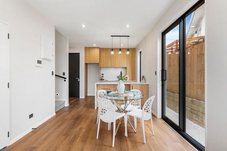 Photo of property in 121d Reeves Road, Pakuranga Heights, Auckland, 2010