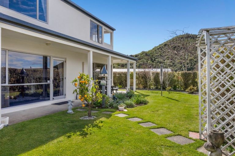 Photo of property in 26 Ranui Street, Waikawa, Picton, 7220