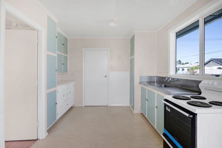 Photo of property in 78 Omata Road, Marfell, New Plymouth, 4310