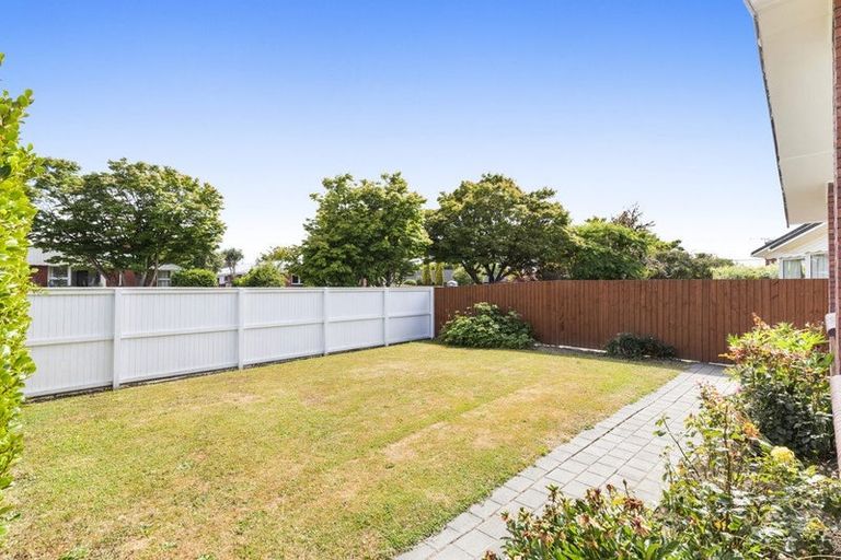 Photo of property in 17 Newbridge Place, Ilam, Christchurch, 8041