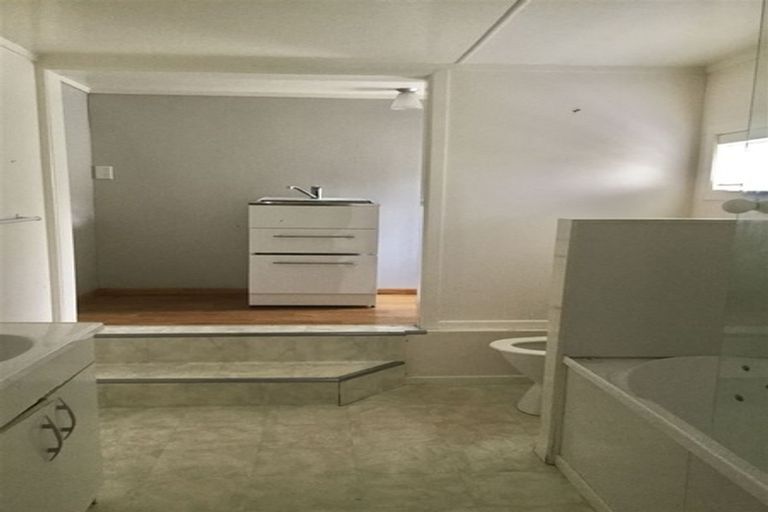 Photo of property in 56 Sherwood Avenue, Te Atatu South, Auckland, 0610