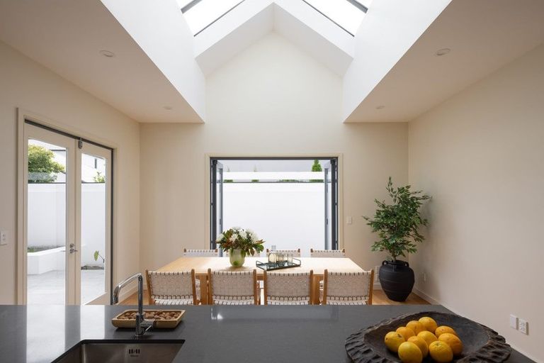 Photo of property in 2 Garden Road, Merivale, Christchurch, 8014