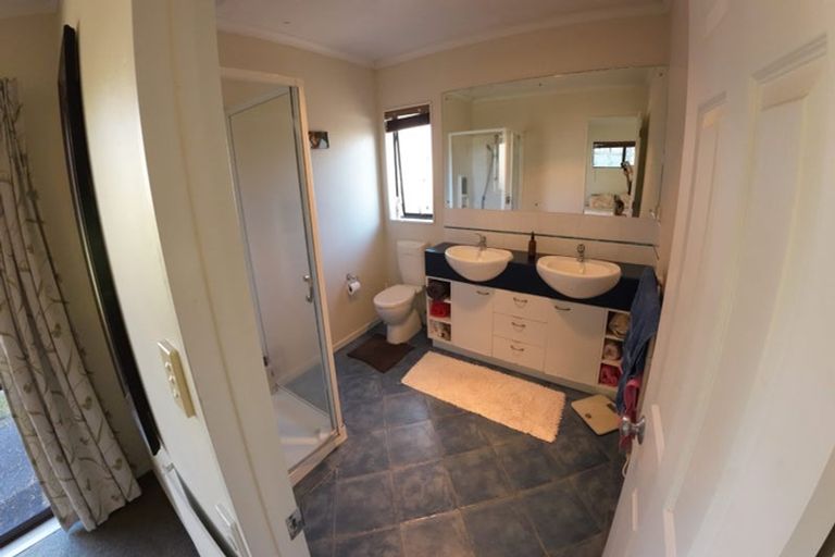 Photo of property in 5 Waimanu Bay Drive, Te Atatu Peninsula, Auckland, 0610