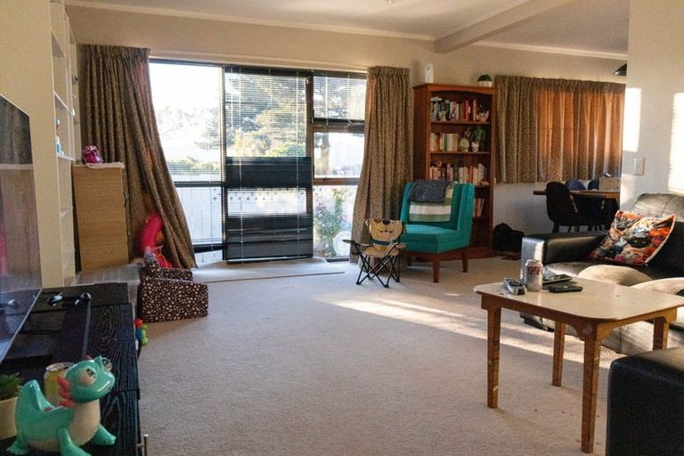 Photo of property in 182a Whites Line East, Waiwhetu, Lower Hutt, 5010