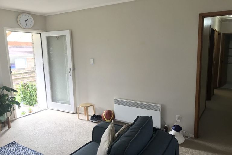 Photo of property in 1/15 Woodall Place, Totara Vale, Auckland, 0627