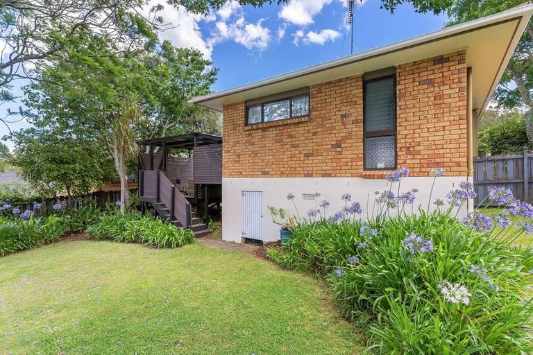 Photo of property in 15 Mark Edward Drive, Half Moon Bay, Auckland, 2012