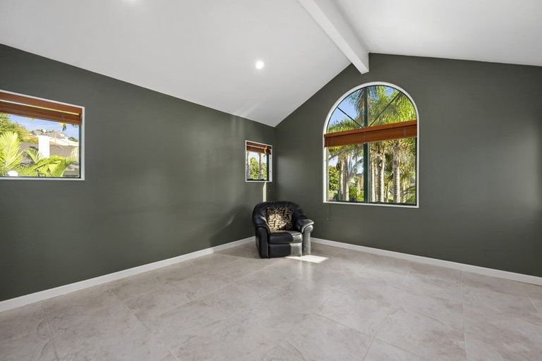 Photo of property in 28 Tyrico Close, Unsworth Heights, Auckland, 0632