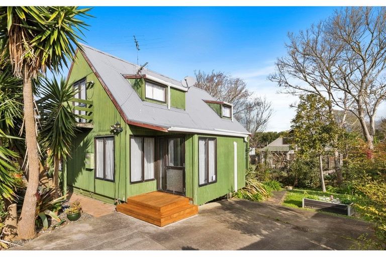 Photo of property in 2/10 Mcinnes Road, Weymouth, Auckland, 2103
