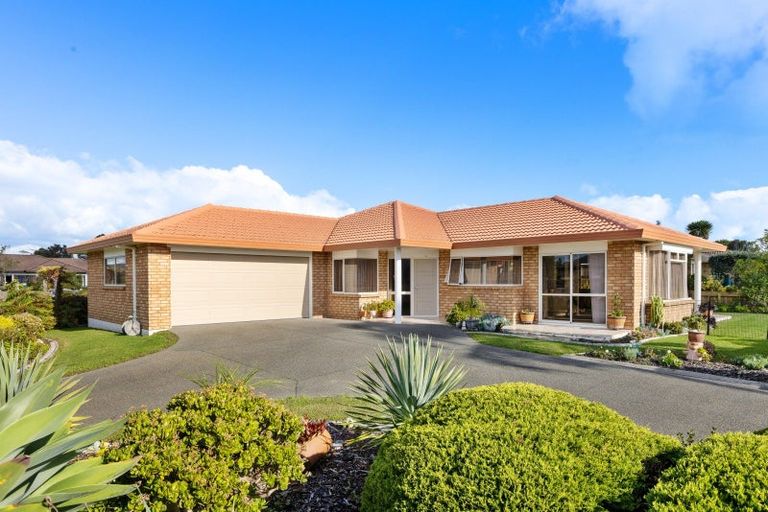 Photo of property in 2 Mcgowan Place, Orewa, 0931