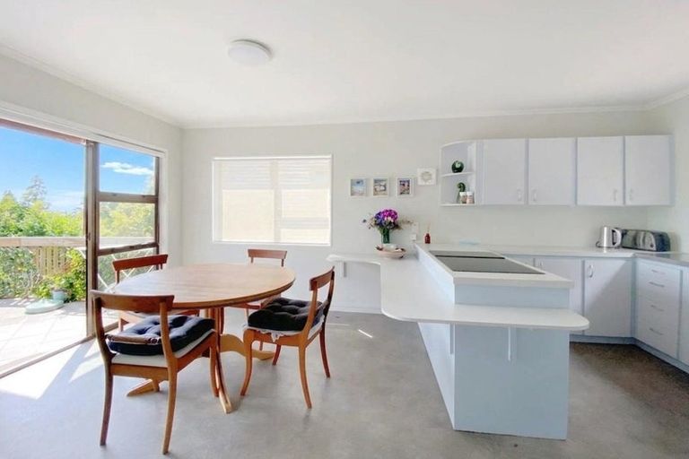 Photo of property in 2 Eastglen Road, Glen Eden, Auckland, 0602