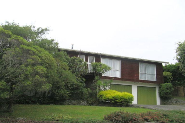 Photo of property in 18 Greyfriars Crescent, Tawa, Wellington, 5028