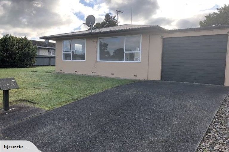 Photo of property in 12-14 Hinau Place, Cloverlea, Palmerston North, 4412