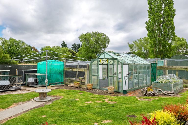 Photo of property in 92 Timaru Road, Waimate, 7924