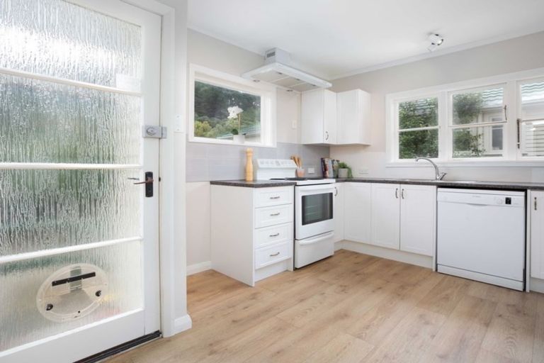 Photo of property in 5 Franklyn Road, Tawa, Wellington, 5028