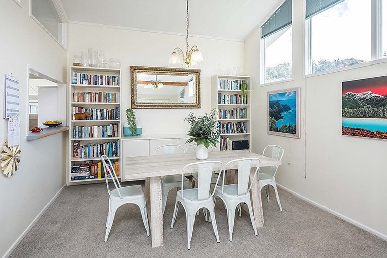 Photo of property in 2 Cranwell Street, Churton Park, Wellington, 6037