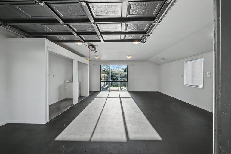 Photo of property in 30 Arlette Place, Massey, Auckland, 0614