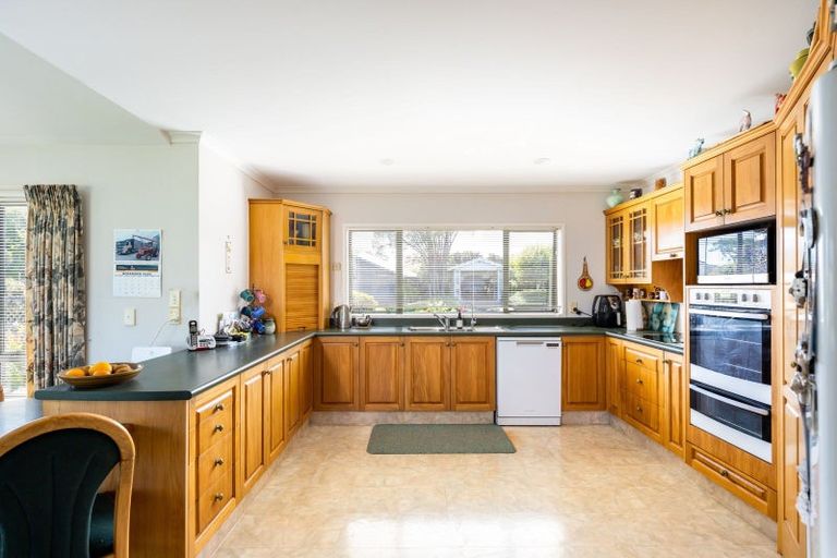 Photo of property in 16 Kinross Drive, Merrilands, New Plymouth, 4312