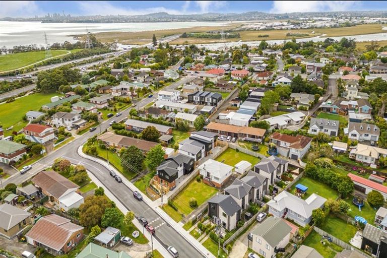 Photo of property in 49 Vera Road, Te Atatu South, Auckland, 0610