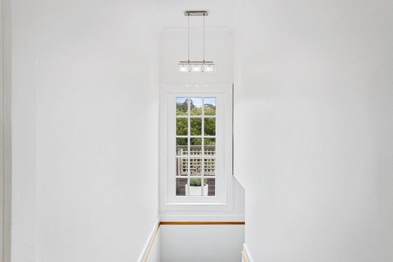 Photo of property in 6 Mollyhawk Place, Birkenhead, Auckland, 0626