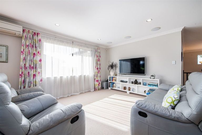 Photo of property in 34 Sapperton Drive, Henderson, Auckland, 0612