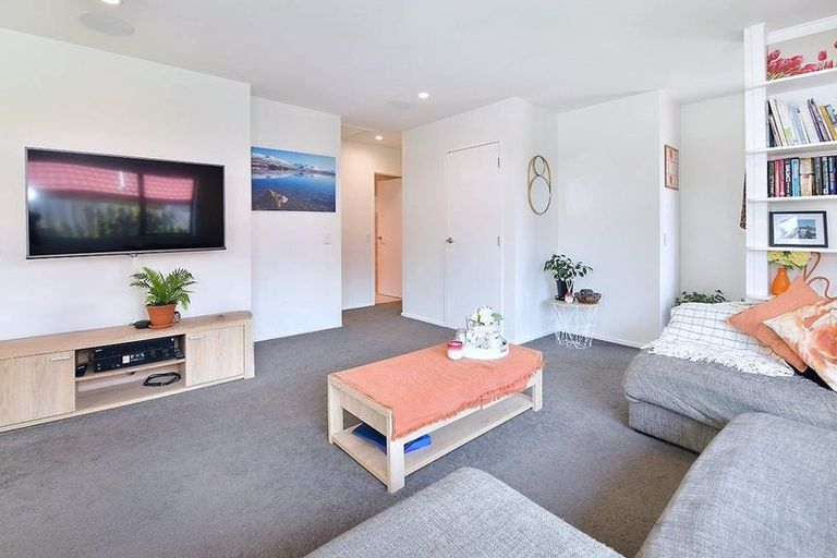 Photo of property in 2/128 Brian Crescent, Stanmore Bay, Whangaparaoa, 0932