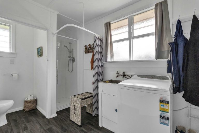 Photo of property in 1 Graham Street, Eltham, 4322