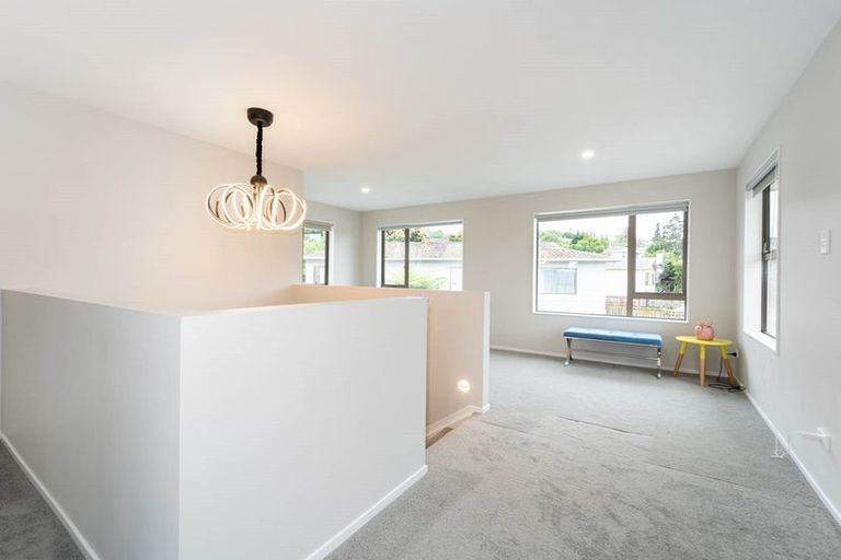 Photo of property in 6a St Catherine Crescent, West Harbour, Auckland, 0618