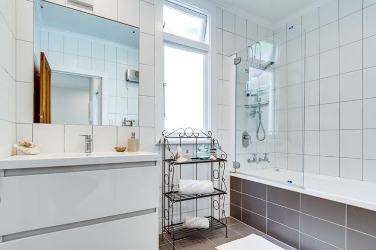 Photo of property in 7a Bay View Road, Bluff Hill, Napier, 4110