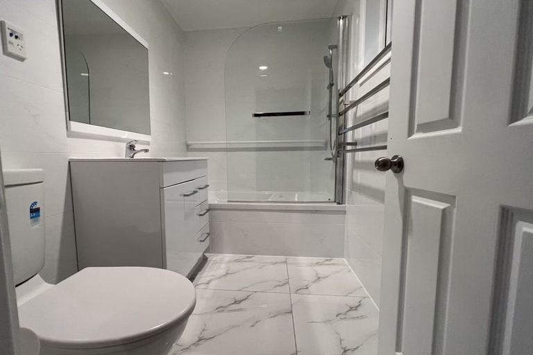 Photo of property in 2/13 Sunnyside Road, Sunnyvale, Auckland, 0612