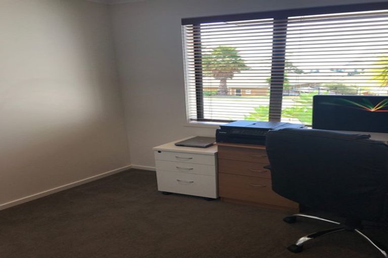 Photo of property in 60 Roberta Crescent, Orewa, 0931