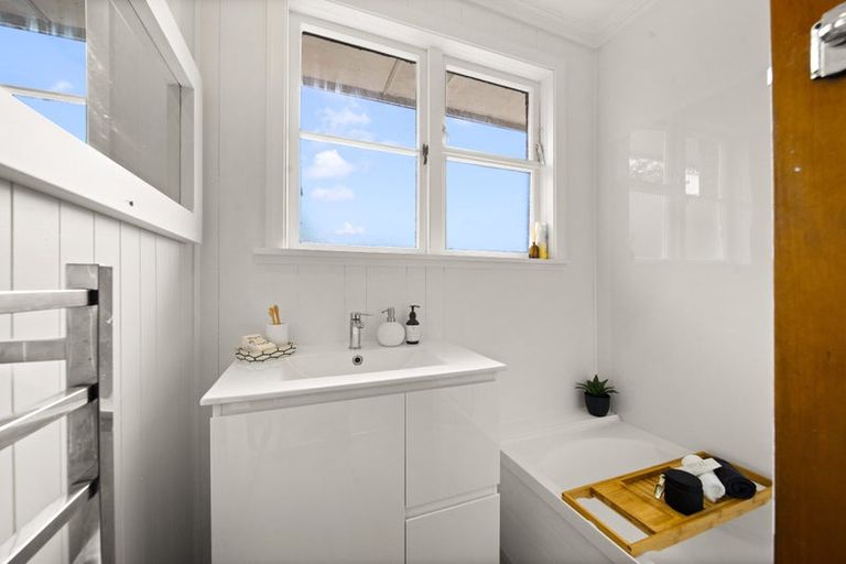 Photo of property in 12 Cambridge Road, Martinborough, 5711