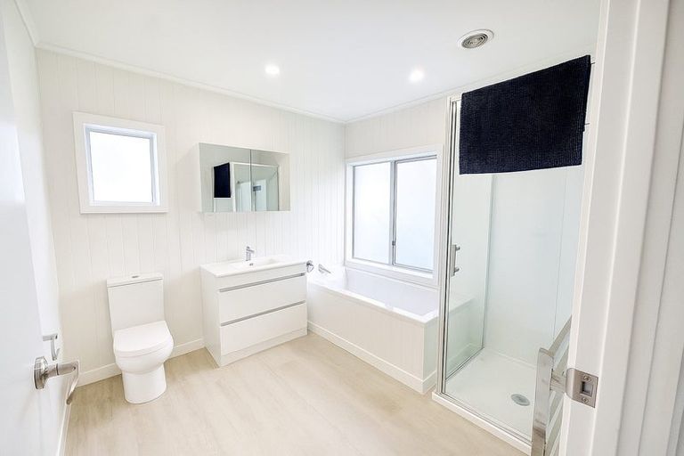 Photo of property in 104 Lincoln Park Avenue, Massey, Auckland, 0614