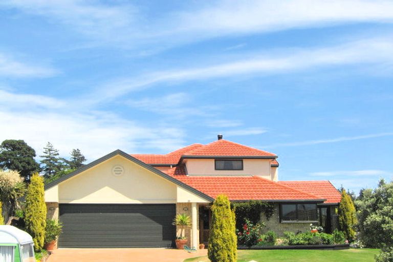 Photo of property in 33 Orlando Crescent, Waimairi Beach, Christchurch, 8083