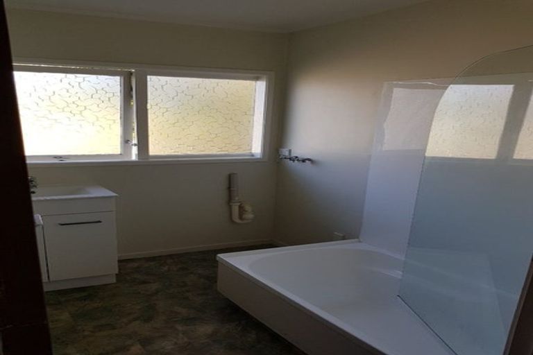 Photo of property in 2/31 Camelot Place, Glenfield, Auckland, 0629