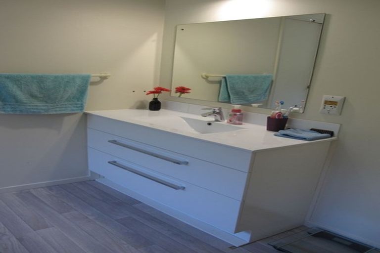 Photo of property in 51 Topliss Drive, Northcross, Auckland, 0632