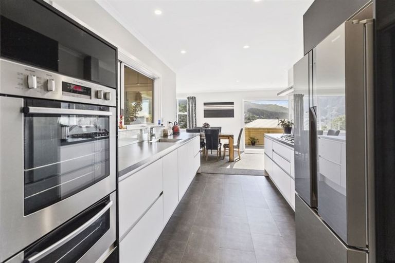 Photo of property in 6 Mayfair Place, Tawa, Wellington, 5028