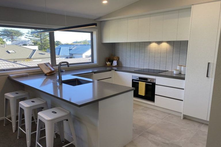 Photo of property in 2/7 Grays Road, Plimmerton, Porirua, 5026