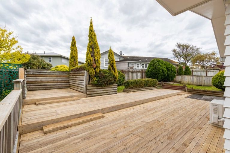 Photo of property in 25 Gloaming Hill, Titahi Bay, Porirua, 5022