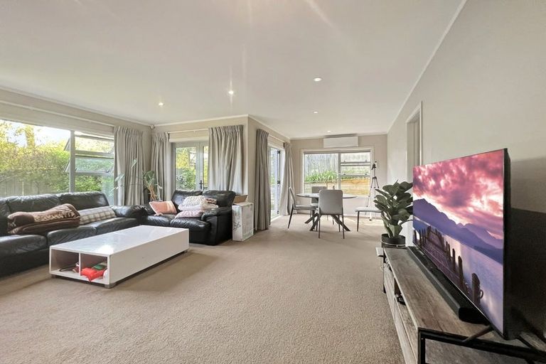 Photo of property in 87 Taylor Terrace, Tawa, Wellington, 5028