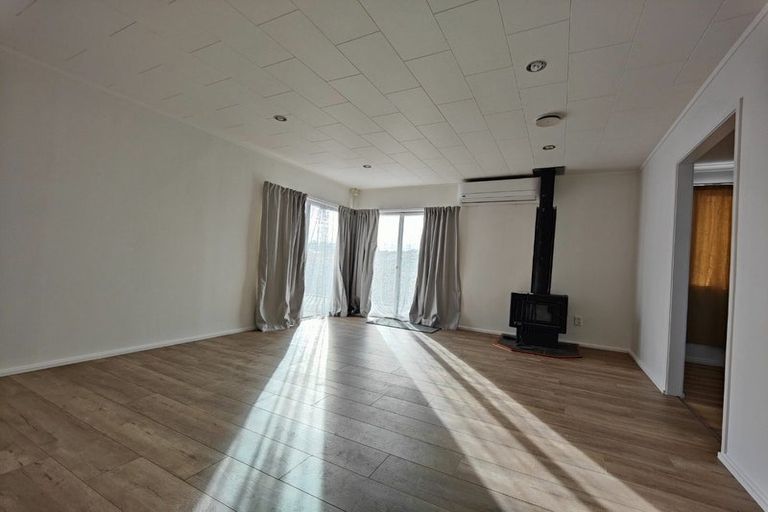 Photo of property in 21 Larissa Avenue, Henderson, Auckland, 0610