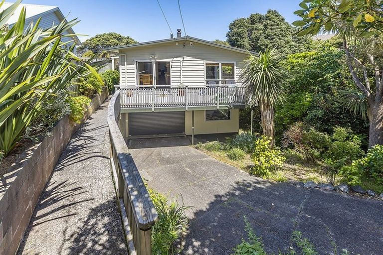 Photo of property in 2 Corlett Road, Plimmerton, Porirua, 5026