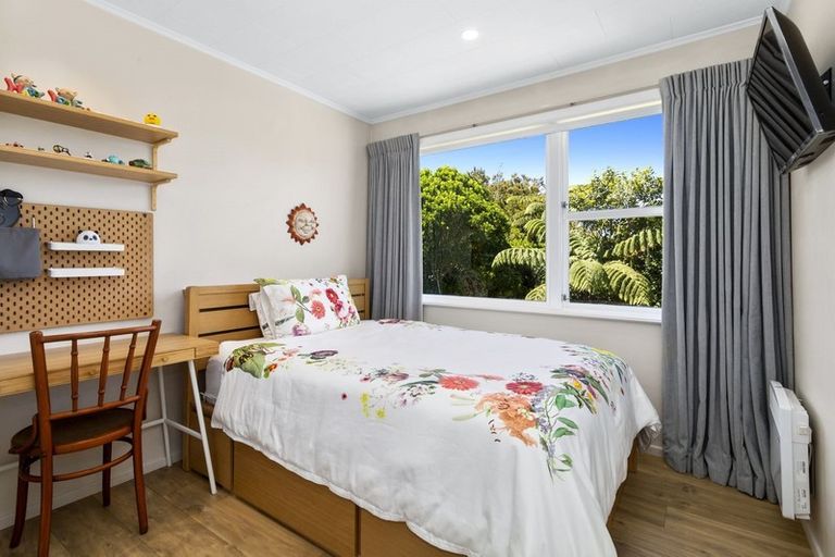 Photo of property in 28 Alwyn Place, Newlands, Wellington, 6037