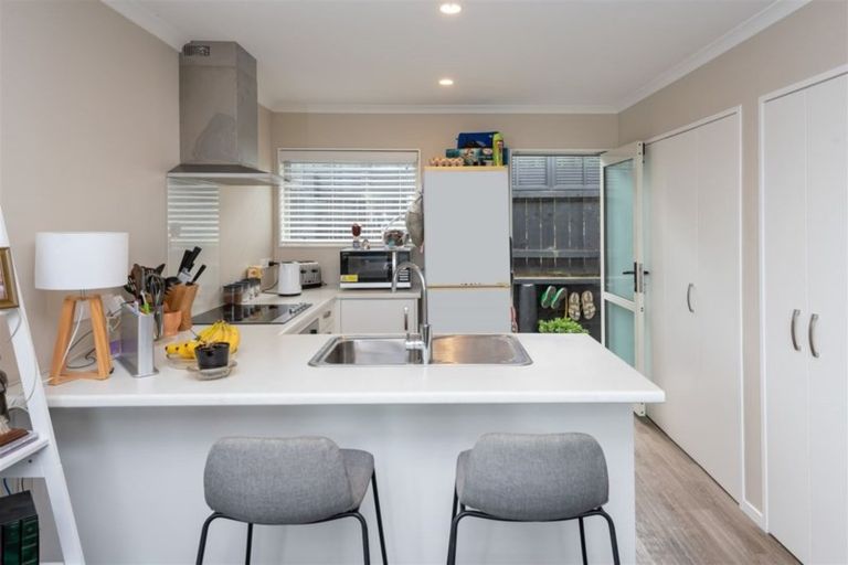 Photo of property in 122 Ennis Avenue, Pakuranga Heights, Auckland, 2010