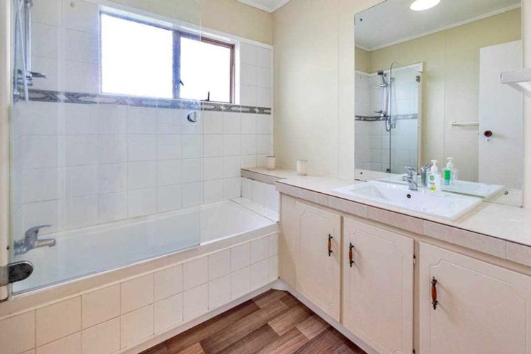 Photo of property in 1/2a Carlisle Road, Browns Bay, Auckland, 0630