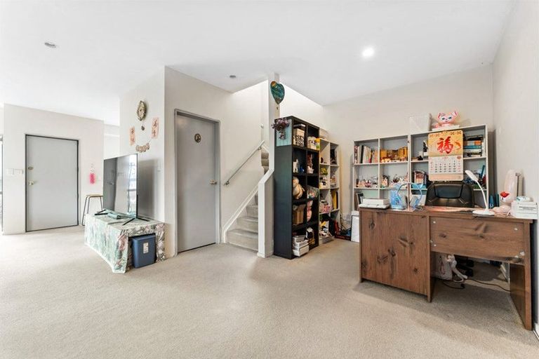 Photo of property in 1 Sun Place, Henderson, Auckland, 0612