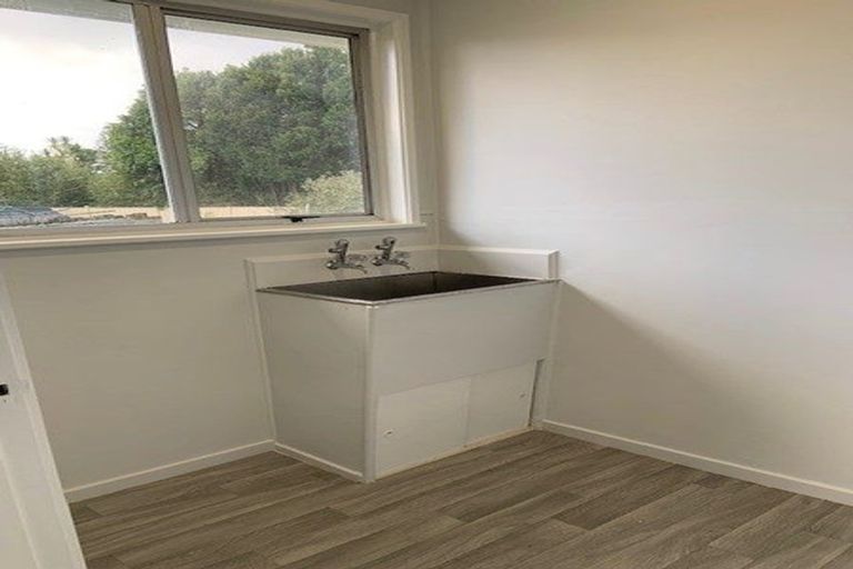 Photo of property in 35 Thornlow Street, Glendene, Auckland, 0602