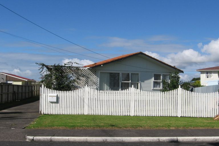 Photo of property in 73 Gloria Avenue, Te Atatu Peninsula, Auckland, 0610