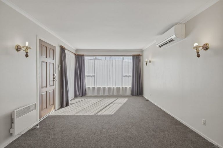Photo of property in 1/98a Lake Terrace Road, Burwood, Christchurch, 8061